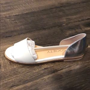 White and silver. Brand new in box. Never worn.